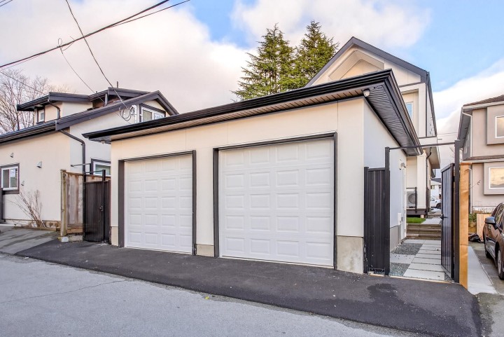 Photo 37 at 2 - 6933 Prince Edward Street, South Vancouver, Vancouver East
