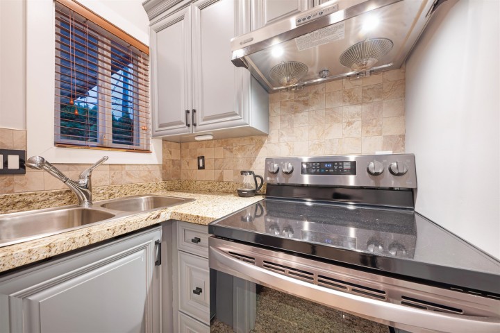 Photo 10 at 7888 Nanaimo Street, Fraserview VE, Vancouver East
