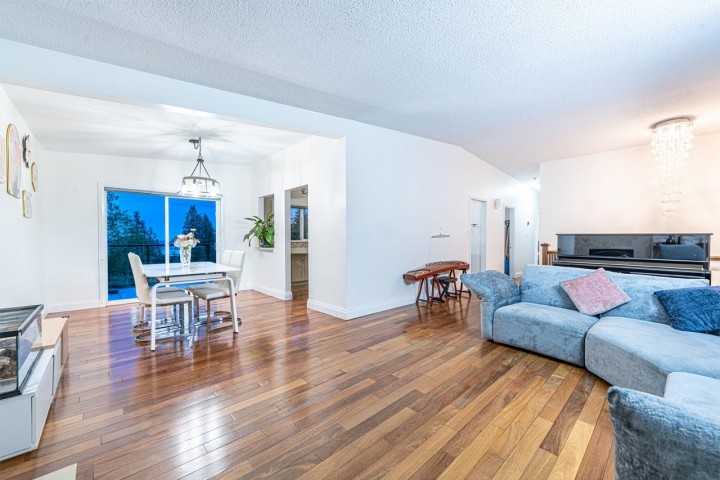 Photo 4 at 520 Ballantree Place, West Vancouver