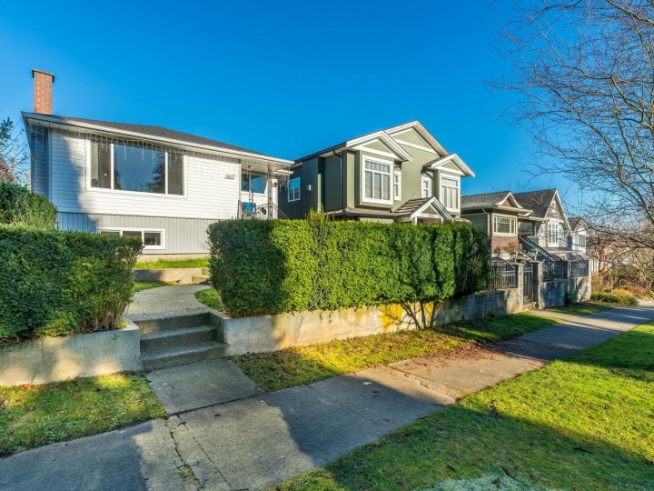 Photo 2 at 447 E 30th Avenue, Fraser VE, Vancouver East