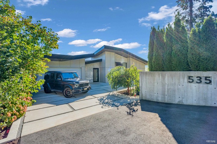 Photo 2 at 535 Craigmohr Drive, Glenmore, West Vancouver