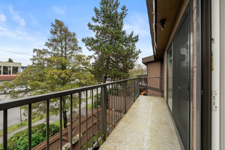 Photo 3 at 204 - 3136 Kingsway, Collingwood VE, Vancouver East