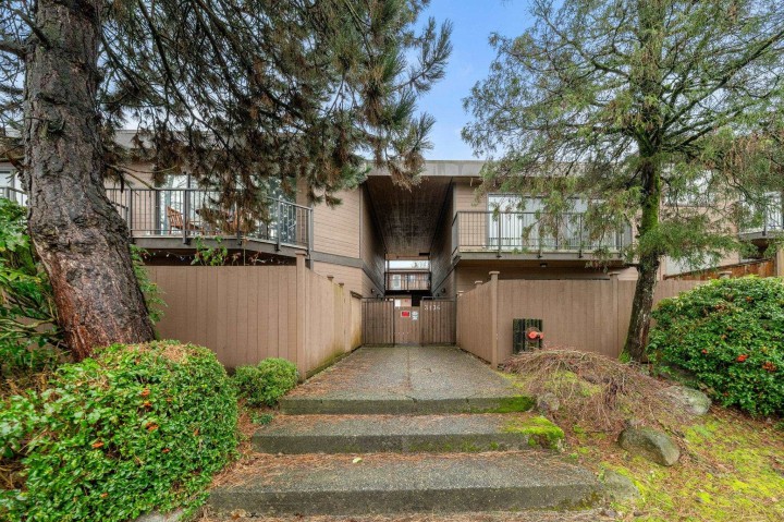 Photo 1 at 204 - 3136 Kingsway, Collingwood VE, Vancouver East