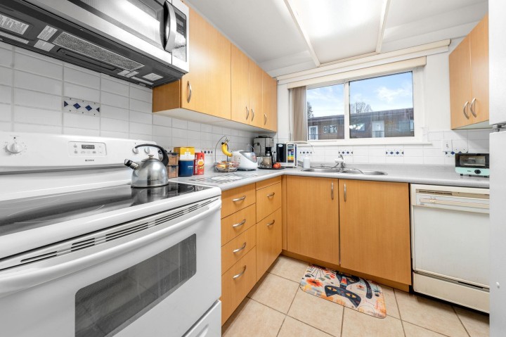 Photo 24 at 204 - 3136 Kingsway, Collingwood VE, Vancouver East