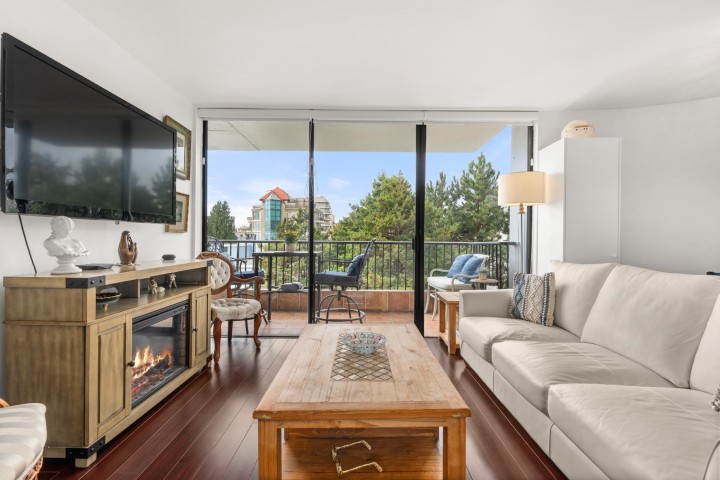 Photo 8 at 704 - 650 16th Street, Ambleside, West Vancouver
