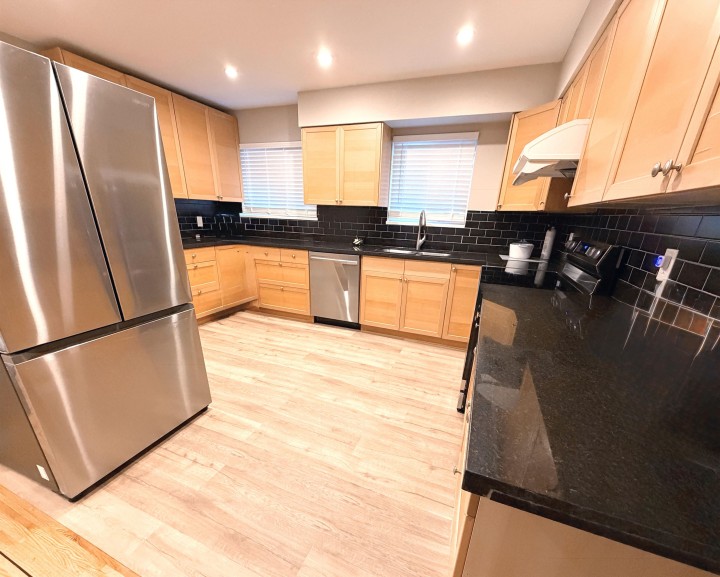 Photo 6 at 4882 Moss Street, Collingwood VE, Vancouver East
