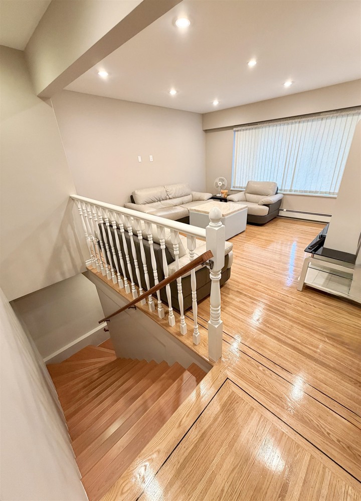 Photo 7 at 4882 Moss Street, Collingwood VE, Vancouver East