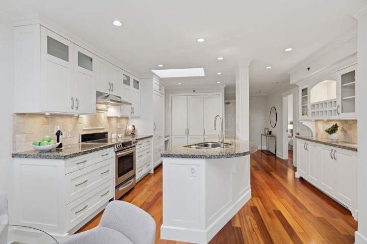 Photo 6 at 302 - 2455 Bellevue Avenue, West Vancouver