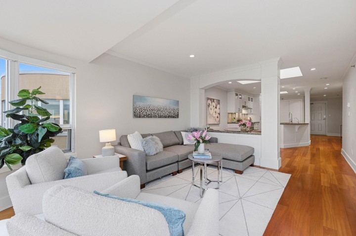 Photo 17 at 302 - 2455 Bellevue Avenue, West Vancouver