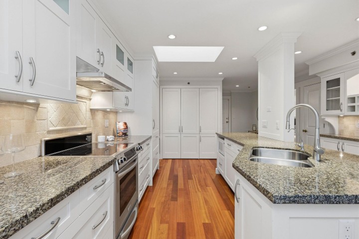 Photo 7 at 302 - 2455 Bellevue Avenue, West Vancouver