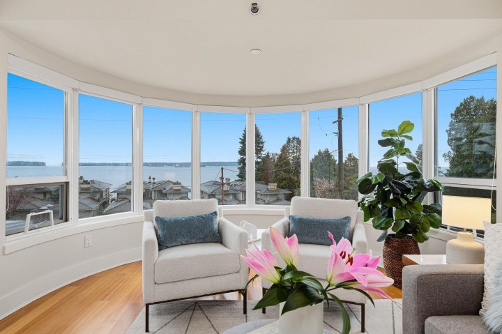 Photo 1 at 302 - 2455 Bellevue Avenue, West Vancouver