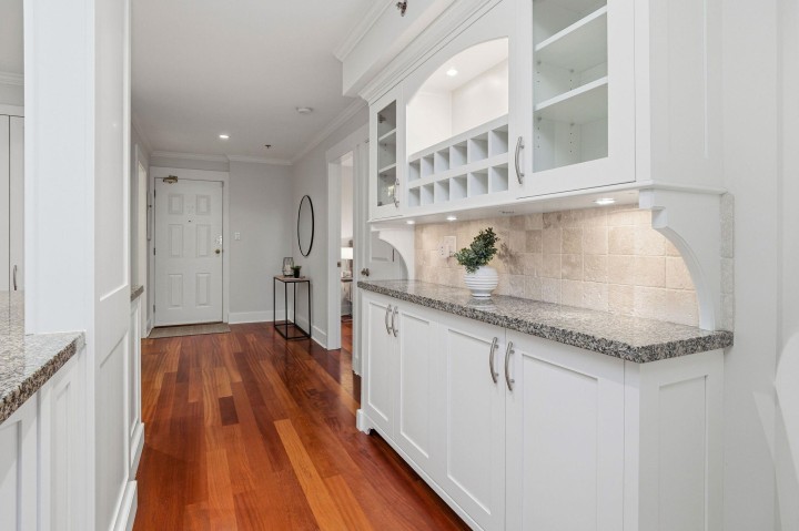 Photo 10 at 302 - 2455 Bellevue Avenue, West Vancouver