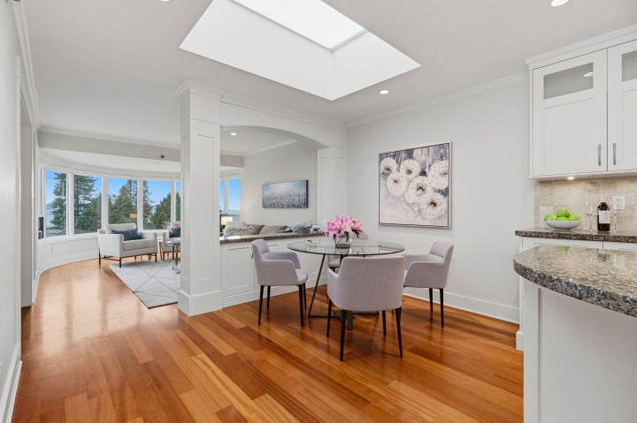 Photo 11 at 302 - 2455 Bellevue Avenue, West Vancouver