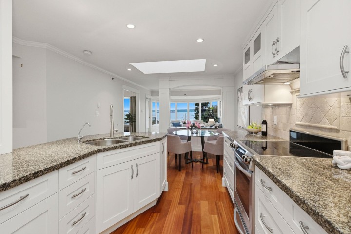 Photo 8 at 302 - 2455 Bellevue Avenue, West Vancouver