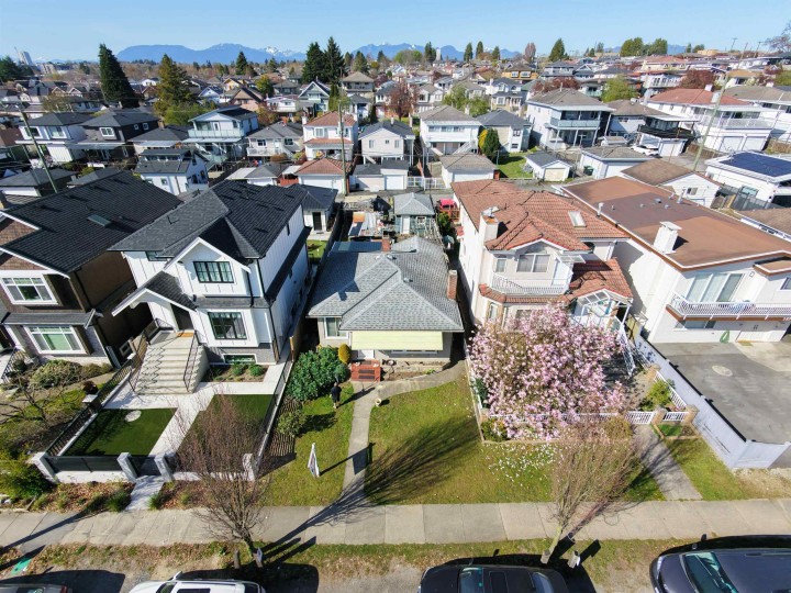 Photo 2 at 571 E 57th Avenue, South Vancouver, Vancouver East