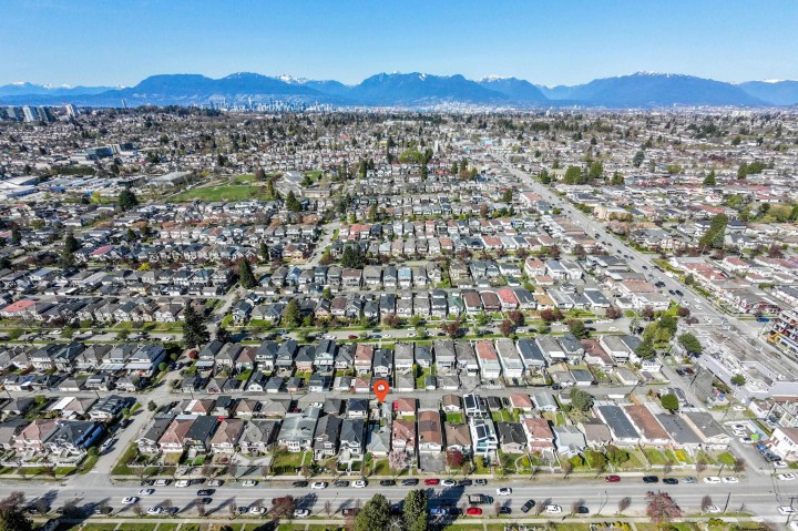 Photo 3 at 571 E 57th Avenue, South Vancouver, Vancouver East