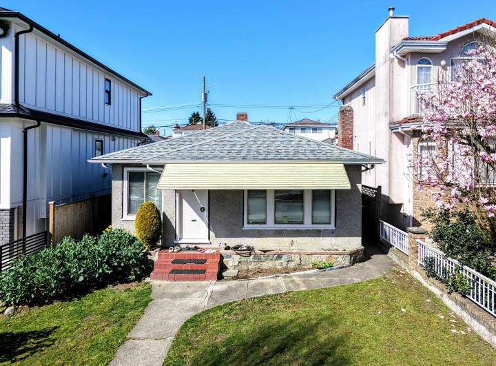 Photo 1 at 571 E 57th Avenue, South Vancouver, Vancouver East