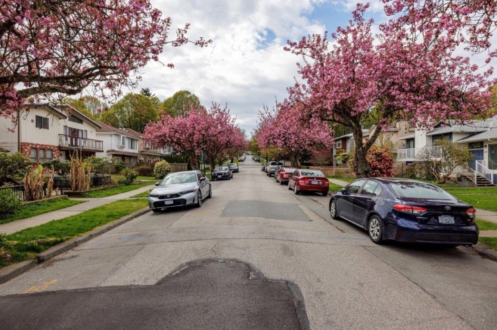 Photo 2 at 431 E 18th Avenue, Fraser VE, Vancouver East