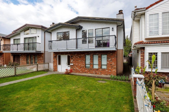 Photo 1 at 431 E 18th Avenue, Fraser VE, Vancouver East