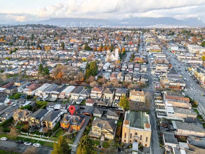 Photo 3 at 617 E 52nd Avenue, South Vancouver, Vancouver East