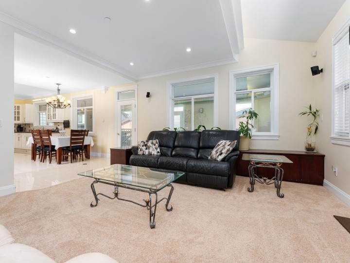 Photo 10 at 617 E 52nd Avenue, South Vancouver, Vancouver East