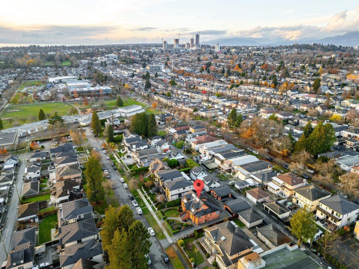 Photo 4 at 617 E 52nd Avenue, South Vancouver, Vancouver East