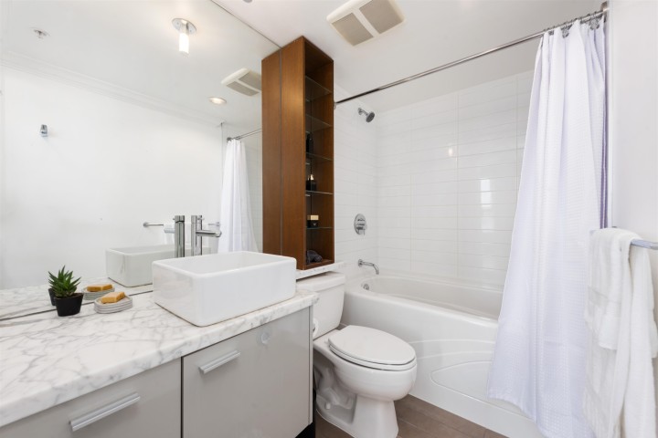 Photo 13 at 1606 - 33 Smithe Street, Yaletown, Vancouver West