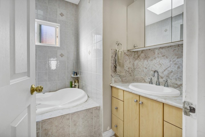Photo 12 at 591 E 28th Avenue, Fraser VE, Vancouver East