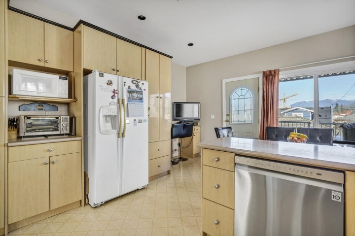 Photo 9 at 591 E 28th Avenue, Fraser VE, Vancouver East