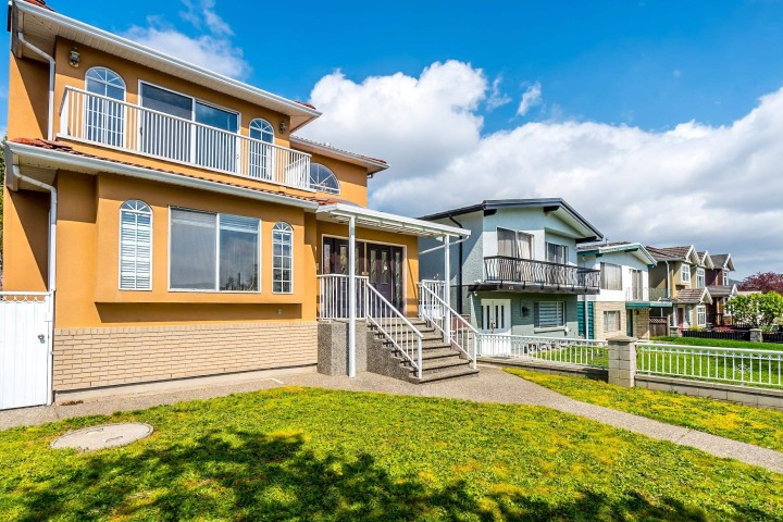 Photo 2 at 927 E 50th Avenue, South Vancouver, Vancouver East