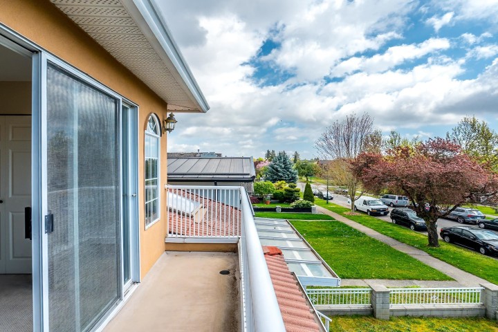 Photo 3 at 927 E 50th Avenue, South Vancouver, Vancouver East