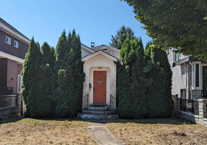 Photo 1 at 266 E 49th Avenue, Vancouver East