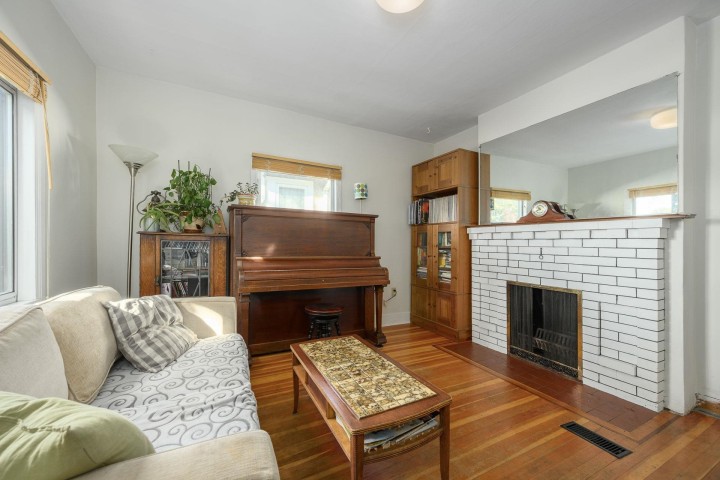 Photo 3 at 2633 Venables Street, Renfrew VE, Vancouver East