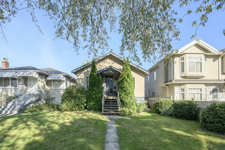 Photo 1 at 2633 Venables Street, Renfrew VE, Vancouver East