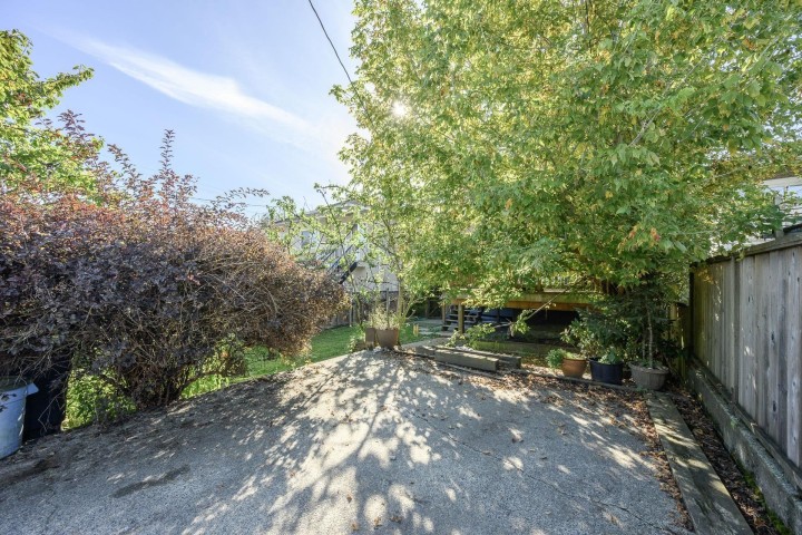 Photo 14 at 2633 Venables Street, Renfrew VE, Vancouver East