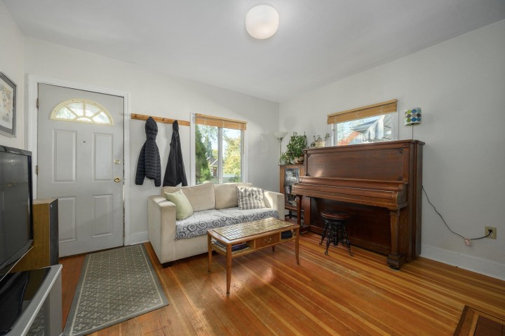Photo 4 at 2633 Venables Street, Renfrew VE, Vancouver East