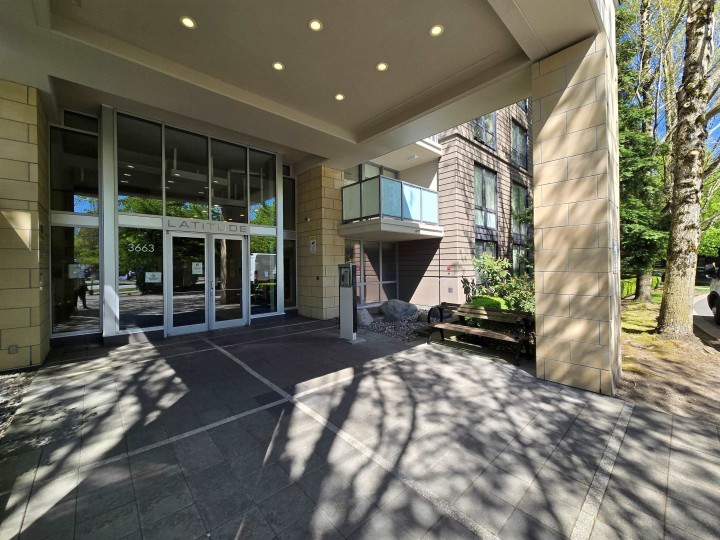 Photo 2 at 810 - 3663 Crowley Drive, Collingwood VE, Vancouver East