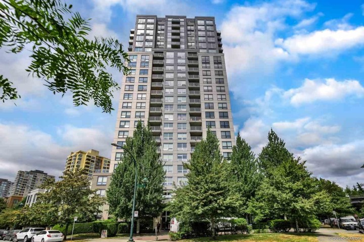 Photo 1 at 810 - 3663 Crowley Drive, Collingwood VE, Vancouver East