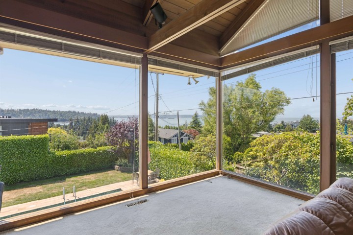 Photo 4 at 1092 Duchess Avenue, Sentinel Hill, West Vancouver