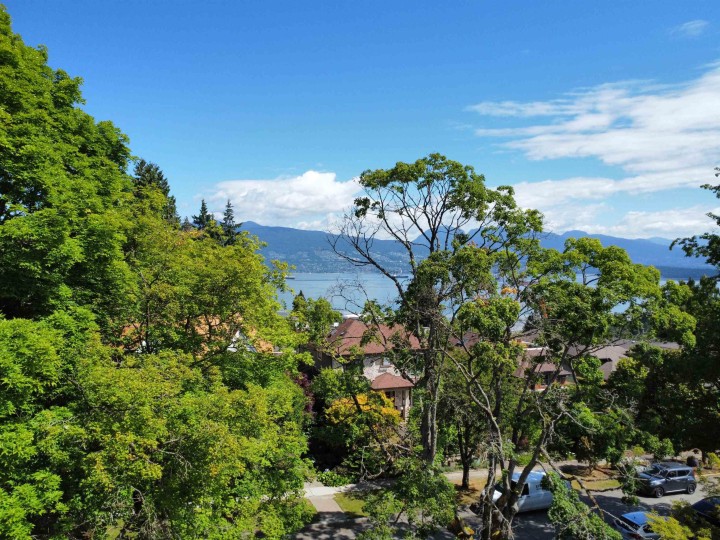 Photo 2 at 4678 W 3rd Avenue, Point Grey, Vancouver West