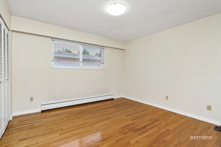 Photo 10 at 6858 Tyne Street, Killarney VE, Vancouver East