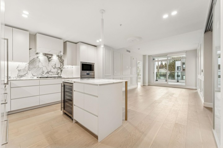 Photo 1 at 304 - 3668 W 10th Avenue, Kitsilano, Vancouver West