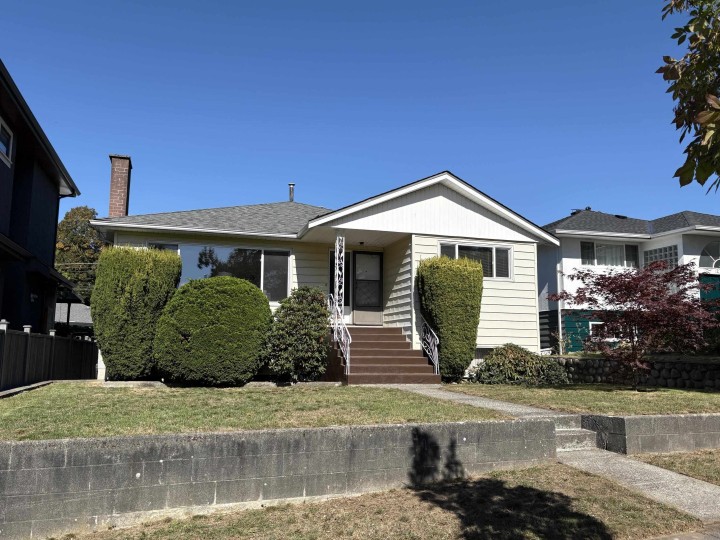 Photo 1 at 2717 Waverley Avenue, Killarney VE, Vancouver East