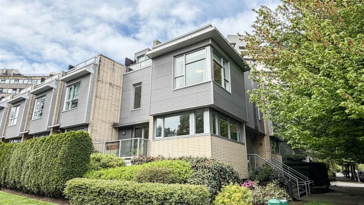 Photo 3 at 390 E 11th Avenue, Mount Pleasant VE, Vancouver East