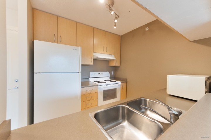 Photo 2 at 312 - 3663 Crowley Drive, Collingwood VE, Vancouver East