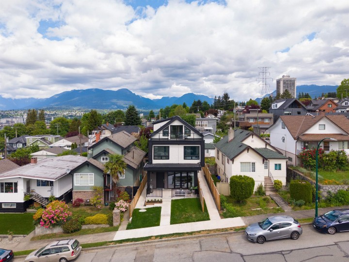 Photo 1 at 1 - 3645 Dundas Street, Hastings Sunrise, Vancouver East