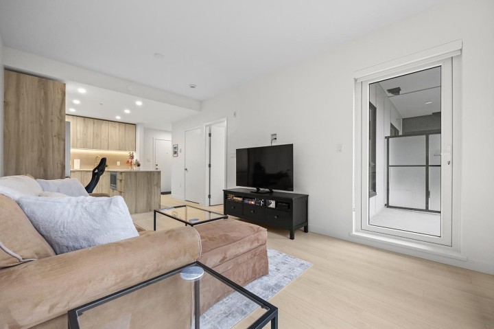 Photo 5 at 303 - 3596 Malsum Drive, Roche Point, North Vancouver