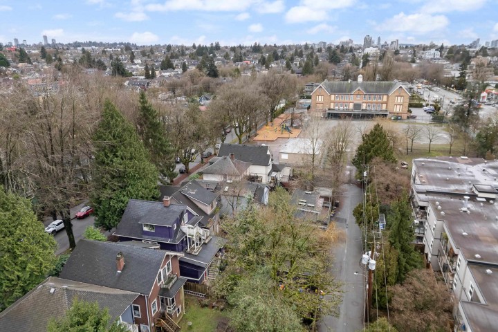 Photo 3 at 1437 E 10th Avenue, Grandview Woodland, Vancouver East