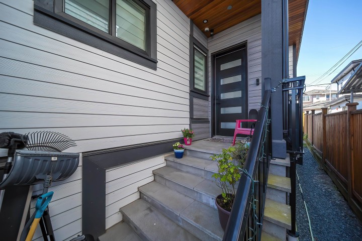 Photo 3 at 749 E 60th Avenue, South Vancouver, Vancouver East