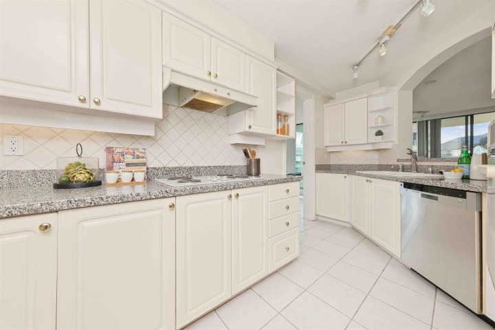 Photo 10 at 18D - 338 Taylor Way, Park Royal, West Vancouver